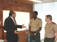 O diretor-presidente da CELEPAR e secretário de 
Assuntos Estratégicos, Nizan Pereira recebe a visita da
Comitiva das Forças Armadas, ao seu lado o  Capitão Edgar
Honorato Cardoso Bernardo e o  Major Paulo Fernando 
Lamellas