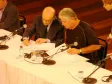 O governador do Paraná, Roberto Requião e o governador de São Paulo, José Serra, assinaram o 
protocolo de intenções para troca 
de experiências nas áreas de 
saneamento básico, meio ambiente, 
desenvolvimento urbano e habitação, 
no encerramento do Seminário 
Internacional "Crise - Rumos e 
Verdades" - Foto Marcia Midori