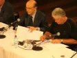 O governador do Paraná, Roberto Requião e o governador de São Paulo, José Serra, assinaram o 
protocolo de intenções para troca 
de experiências nas áreas de 
saneamento básico, meio ambiente, 
desenvolvimento urbano e habitação, 
no encerramento do Seminário 
Internacional "Crise - Rumos e 
Verdades" - Foto Marcia Midori