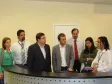 A partir da esq. a analista, Debora Ruedell, o diretor 
de Desenvolvimento, Henrique Salatino Miorelli, o 
diretor presidente da Celepar, 
Vanderlei Iensen, o diretor-geral da Secretaria de 
Estado da Saúde, André Pegorer, o diretor do Hospital de Reabilitação,  Edilson 
Forlin, a recepcionista, Lorena e o analista da 
Celepar, Dirceu Grein
