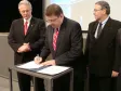Assinando o termo de cooperação técnica para a cessão do software livre, usado nas atividades da Secretaria Especial de Corregedoria e Ouvidoria Geral (Seoge), o diretor-presidente da Celepar, Vanderlei Falavinha Iensen, ao seu lado o vice-governador Orlando Pessuti e o reitor da UEL, Wilmar Sachetin Marçal 