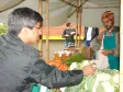 O feirante Felipe Oliveira cuida da banca de verduras, legumes, vegetais e frutas