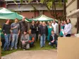 Na foto, os comerciantes, feirantes e produtores rurais que participam da feira