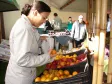 O feirante Felipe Oliveira cuida da banca de verduras, legumes, vegetais e frutas