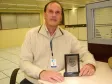 Na foto, o analista da Celepar, Ricardo Costa Guiraud (DIDES-A2) e a placa que ganhou do Instituto de Identificação
