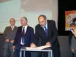 O secretário para Assuntos 
Estratégicos Nizan Pereira, assina 
convênio entre secretaria do 
Emprego e Trabalho, Associação 
Comunitária Vila Real e Celepar, 
para implantação de Telecentros 
Paranavegar ao seu lado o 
Governador do Paraná, Roberto 
Requião e o vice-governador Orlando 
Pessuti 