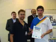 Da Celepar, Sérgio Luis dos Santos 
Oliveira, entrega o certificado de 
conclusão do Curso de Capacitaçao 
para Monitores do Telecentro 
Paranavegar para Maicon P.
Martinazzo (17/03/2009) 