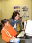 Da Celepar, Eliza Furukita e a 
Jaqueline F. da Silva de 9 anos, na 
Semana de Inclusão Digital, no 
Telecentro Paranavegar Vila Zumbi, 
em Colombo, dia 18 de março de 2009