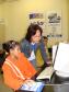 Da Celepar, Eliza Furukita e a 
Jaqueline F. da Silva de 9 anos, na 
Semana de Inclusão Digital, no 
Telecentro Paranavegar Vila Zumbi, 
em Colombo, dia 18 de março de 2009