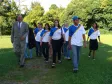 O secretário de Assuntos 
Estratégicos, Nizan Pereira, 
acompanhado dos participantes da 
Capacitação para Monitores dos 
Telecentros Paranavegar, no trajeto 
para o Auditório do Museu Oscar 
Niemeyer, Escola de Governo 