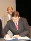 Na foto assina o decreto que estabelece regras e diretrizes 
para a construção e manutenção de sítios e portais na internet 
pelos órgãos da administração pública direta e indireta, o  diretor-
presidente da Celepar, Vanderlei 
Falavinha Iensen e o secretário de 
Assuntos Estratégicos, Nizan Pereira
