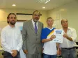 A partir da esq. o diretor de 
operação, Robson Valentin, o 
secretário de Assuntos 
Estratégicos, Nizan Pereira, o 
Cleverson Jose da Rocha, com o 
seu certificado de conclusão do 
Curso de Capacitação de Monitores 
para Telecentros Paranavegar e 
o Gilnei Dias Machado