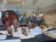 Exposição Cultura Eslava no espaço Cultural Santos Dumont dos artistas paranaenses Eloir Jr. e Alice de Fátima Noga. É composta de várias peças de Pêssankas, ou Pisánkis, os tradicionais ovos coloridos, cujas pinturas traduzem símbolos, figuras, palavras, passagens de vida e celebrações dos povos da Ucrânia e da Polônia. Matyoszkas e Babuszkas, as tradicionais bonecas de origem russa, bastante difundidas nos países do leste europeu (29/03/2010)