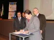 O Governador do Paraná, Orlando Pessuti, o secretário Especial para a Coordenação de Projetos Sociais, Nivaldo Maldonado Gonçalves, o Diretor Administrativo-Financeiro, Ariel da Silveira e da Casa Civil, o Ney Amilton Caldas Ferreira, assina o decreto de criação do Telecentros Paranavegar "Vanderlei Falavinha Iensen", na Escola de Governo
