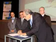 O secretário de Assuntos Estratégicos e diretor presidente da Celepar, Nizan Pereira, assina o decreto de criação do Telecentros Paranavegar "Vanderlei Falavinha Iensen", na Escola de Governo, o Governador do Paraná, Orlando Pessuti, o secretário Especial para a Coordenação de Projetos Sociais, Nivaldo Maldonado Gonçalves e o Diretor Administrativo-Financeiro, Ariel da Silveira