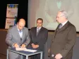 O Governador do Paraná, Orlando Pessuti (dir. p/ esq.), o secretário Especial para a Coordenação de Projetos Sociais, Nivaldo Maldonado Gonçalves e o Diretor Administrativo-Financeiro, Ariel da Silveira, assina o decreto de criação do Telecentros Paranavegar "Vanderlei Falavinha Iensen", na Escola de Governo