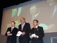 A esq., o secretário chefe da Casa Civil, Ney Amilton Caldas Ferreira, o secretário de Assuntos Estratégicos e diretor-presidente da Celepar, Nizan Pereira e o analista da Celepar, Vitório Yoshinori Fursuho, na entrega do Prêmio ODF Award 2009, na Escola de Governo