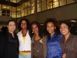 A coordenadora do Programa de 
Bolsas Afroatitude, Dra. Rita de 
Cássia Esmanhoto com as estudantes 
universitárias, na abertura na "I 
Conferência Paranaense GLBT", 16 de 
maio de 2008
