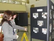 A Renata (esq.) e a Camila (dir.), apreciando a exposição no espaço cultural "Santos Dumont", no primeiro dia da mostra fotográfica em comemoração aos 47 anos da Celepar