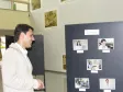 O Anderson, apreciando a exposição no espaço cultural "Santos Dumont", no primeiro dia da mostra fotográfica em comemoração aos 47 anos da Celepar