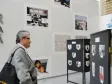 O Carlos, apreciando a exposição no espaço cultural "Santos Dumont", no primeiro dia da mostra fotográfica em comemoração aos 47 anos da Celepar