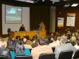 O diretor-presidente da CELEPAR e 
secretário de Assuntos 
Estratégicos, Nizan Pereira ao seu 
lado o diretor de serviços IP e 
multimídia, Claúdio Crossetti Dutra 
e o público prestigiando a palestra