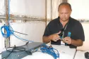 O técnico da Celepar, Silvio Gil de Luna prepara os cabos de rede para instalar os computadores do Paraná em Ação