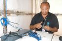 O técnico da Celepar, Silvio Gil de Luna prepara os cabos de rede para instalar os computadores do Paraná em Ação