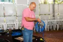 O técnico da Celepar, Alzemar Venâncio prepara os cabos de rede para ligar os computadores do Paraná em Ação 