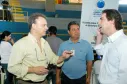 O diretor de operações Luiz Fernando Ballin Ortolani e o assessor Valderi Pereira da Silva conversam com o secretário de Relações com a Comunidade, Wilson Quinteiro sobre a participação da Celepar nesta edição do Paraná em Ação