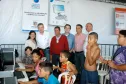   O prefeito Luciano Ducci, os secretários de Relações com a Comunidade do Estado e do Município, respectivamente,  Wilson Quinteiro e Fernando Guedes, observam os adolescentes acessando gratuitamente a internet no estande da Celepar 