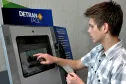A plataforma do Departamento de Trânsito do Paraná, Detran Fácil, desenvolvida em conjunto com a Celepar, alcançou em 2016 a marca de 6.259.853 de serviços realizados pela internet, TV Digital e terminais de autoatendimento. O programa integra os serviços com maior demanda na autarquia na área de habilitação e veículo, como o agendamento de exames e 2ª Via Licenciamento (CRLV).Foto: Arquivo Detran PR