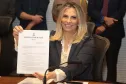 A governadora Cida Borghetti assinou nesta segunda-feira (23), durante a reunião do secretariado, no Palácio Iguaçu, um decreto que padroniza os procedimentos de atendimento e deixa de exigir dos usuários informações que já estão na base de dados do Estado. A ideia é  diminuir a burocracia e facilitar o atendimento dos órgãos públicos estaduais aos cidadãos.