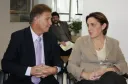O presidente Jacson Carvalho Leite e a secretária Maria Tereza Uille Gomes avaliam a implantação do comite com a participação de representantes da SEJU, SESP, Celepar e Tribunal de Justiça. Ao fundo, o coordenador do DEPEN, Cezinando Vieira Paredes