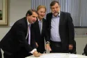 Marcel Micheletto assina como testemunha o termo de resolução firmado entre o presidente Jacson Carvalho Leite e o secretário Flávio Arns