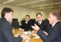 O diretor Jurídico da Celepar, Rafael Moura de Oliveira e o chefe de gabinete do deputado Paranhos, Claudio Stabile (ambos ao fundo) também participaram da reunião