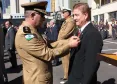 O presidente Jacson Carvalho Leite recebe a medalha alusiva ao Dia do Bombeiro
