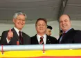 O presidente Jacson Carvalho Leite entre o secretário do Planejamento e Coordenação Geral, Cassio Taniguchi e o chefe de gabinete daquela pasta, Paulo Henrique Carraro Santos (Paulo Base)