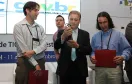 Presidente Jacson Carvalho Leite (ao centro) ao lado dos analistas Luis Alberto Menon de Araújo e Dirceu Grein, recebem o prêmio e-Gov 2013