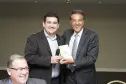 Márcio Silva de Lira entrega ao secretário José Richa Filho convite para o SECOP 2016, que acontece em Manaus, sob a coordenação da Prodam 