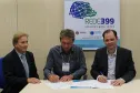 O secretário para Assuntos Estratégicos, Edson Casagrande e o presidente da Celepar, Jacson Carvalho Leite, assinam protocolo de intenções, para instalação da Rede 399 de internet para todos.Curitiba, 26-03-14