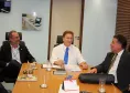 Marcos Traad, Jacson Carvalho Leite e Newton Tadeu Rocha avaliam soluções de biometria, durante reunião na Celepar