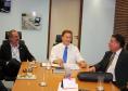 Marcos Traad, Jacson Carvalho Leite e Newton Tadeu Rocha avaliam soluções de biometria, durante reunião na Celepar