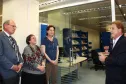 O presidente da Celepar, Jacson Carvalho Leite inaugura a nova Biblioteca Técnica e Espaço da Educação e do Saber da Celepar ao lado da presidente do Teatro Guaíra, Mônica Rischbieter, da atriz e escritora paranaense Yara Sarmento e do diretor administrativo-financeiro Lucio Alberto Hansel