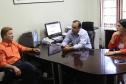 Presidente da Celepar, Jacson Carvalho Leite, prefeito de Foz do Iguaçu, Reni Pereira e a secretária Claudia Pereira, avaliam soluções de TIC para serem aplicadas na gestão municipal