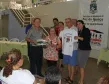 O presidente Jacson Carvalho Leite e a secretaria Claudia Pereira entregam o material do curso aos participantes 