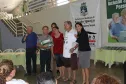 O presidente Jacson Carvalho Leite e a secretaria Claudia Pereira entregam o material do curso aos participantes 