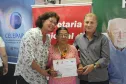 O coordenador sócio-cultural da Funcel, João Carlos dos Santos – Jóca – recebe das mãos do presidente Jacson Leite a homenagem pelos 15 anos de dedicação