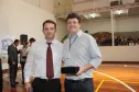 O presidente da Funcel, Antonio Carlos Wolf Jr entrega a homenagem de 25 anos a Mário Moraes Jr  