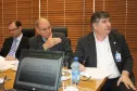 O diretor administrativo-financeiro, Lucio Alberto Hansel, entre o secretário Edson Casagrande e o diretor da SEFA, Amauri Escudero,  apresenta os resultados do balanço 2011